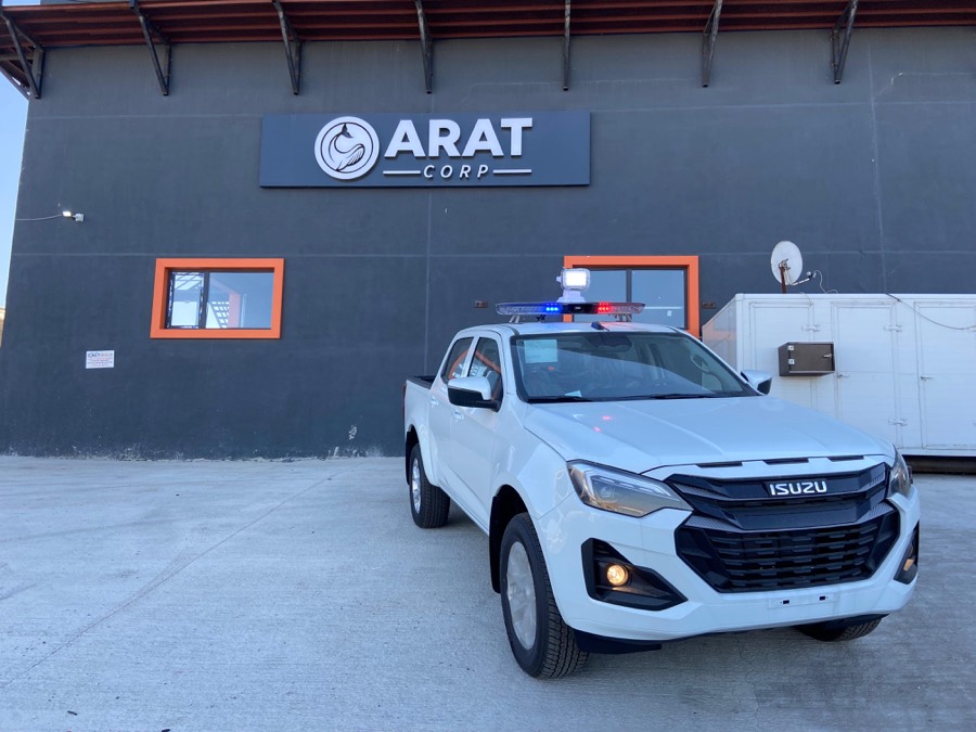 ARAT Corporation — Ekipmanlı pikap — ARAT Corp tesisi önünde